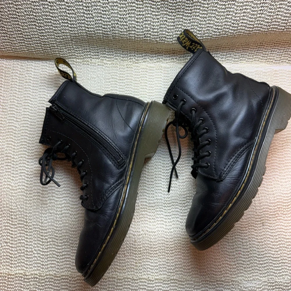 Dr. Martens 1460 Junior boots in a Monochrome Black 2